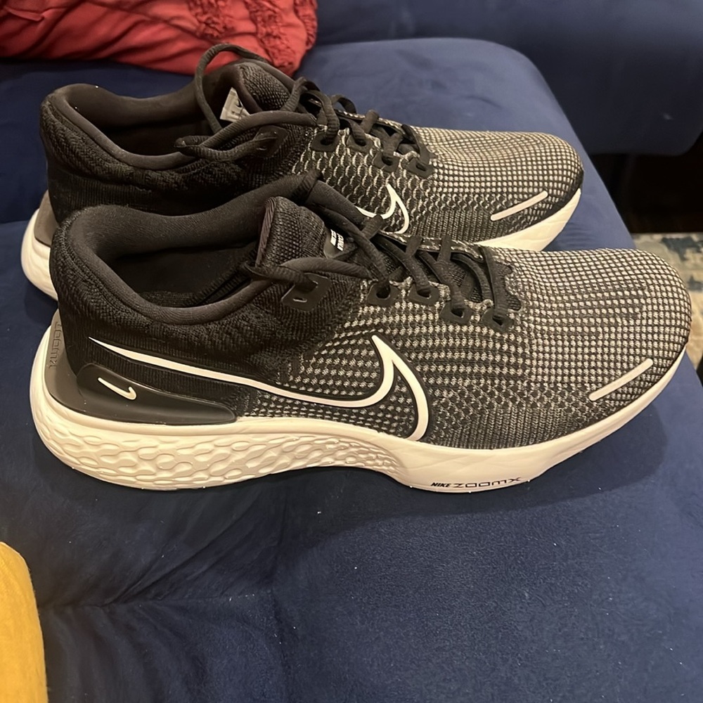 Running sneakers Nike zoomx invincible run flyknit 2 size 11, worn once